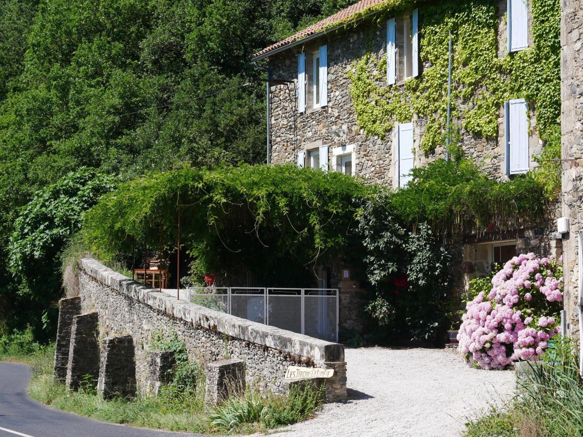 Les Jardins De Lumiere Bed and Breakfast Brusque Exteriör bild